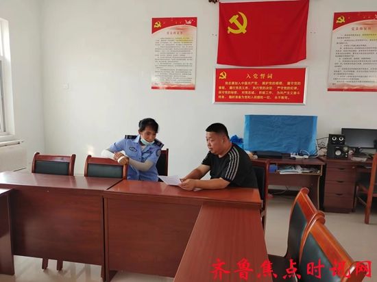 李新军代表与网格员商讨问题处理意见_看图王_副本.jpg
