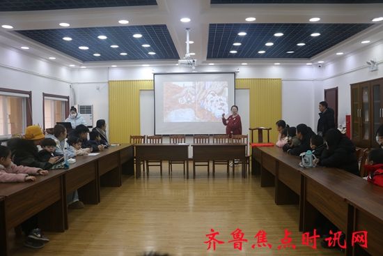 授课教师为星光社区居民读绘本。_看图王_副本_副本.jpg