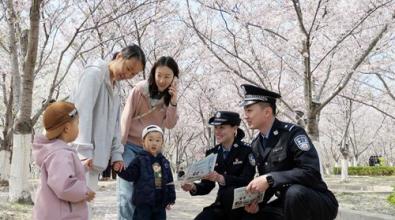 山东烟台：禁毒宣传走进樱花季